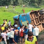 गडचिरोली–चामोर्शी महामार्गावर एसटी बस पलटी; नवीन पुलियाजवळ अपघात, प्रवासी गंभीर जखमी.