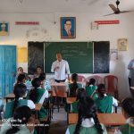 सायबर फसवणुकीपासून सावध राहा; विद्यार्थ्यांनी डिजिटल माध्यमांचा जबाबदारीने वापर करावा — पोलीस निरीक्षक दीपक डोंब.